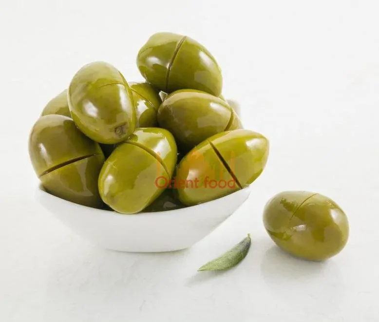 Drcené zelené olivy 700g